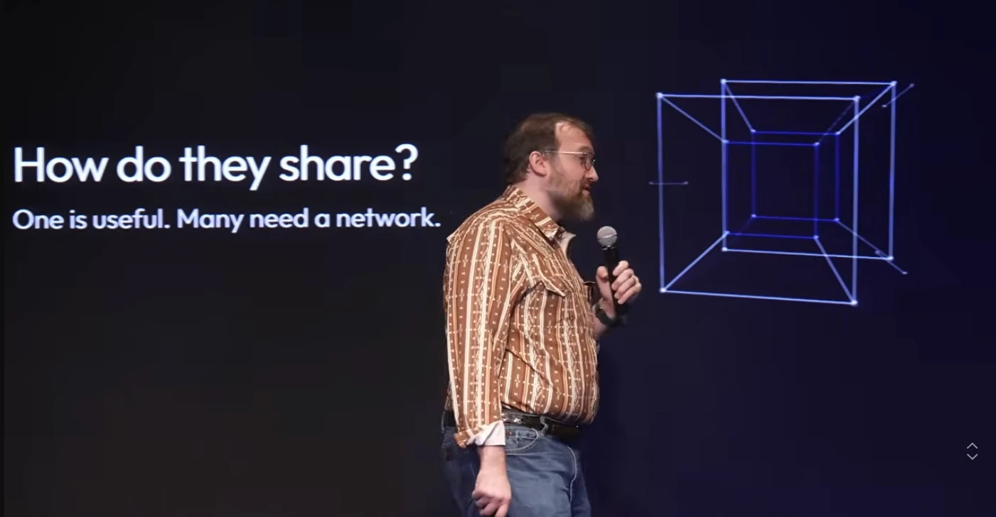 「How do they share?(どう分かち合うか)」のスライド。副題は「一つでも役に立つが、多くなればネットワークが要る」(出典:チャールズ・ホスキンソン公式 YouTube の講演アーカイブ)